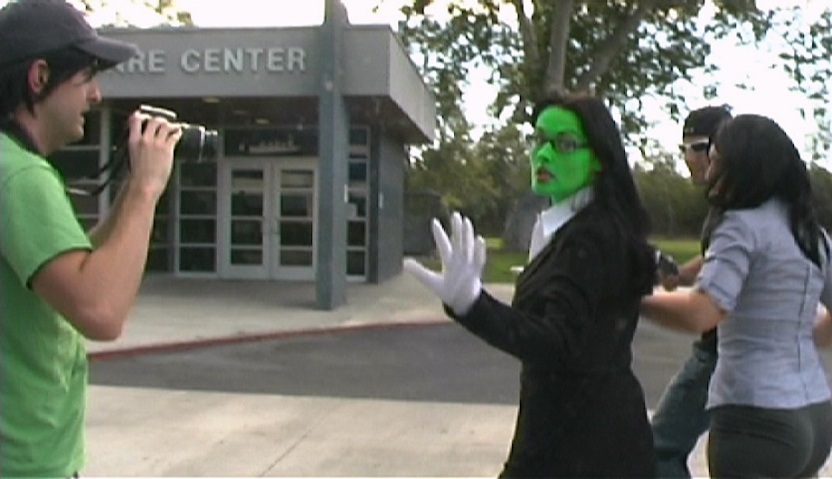 LL04-Grab-she-hulk-Paparrazi